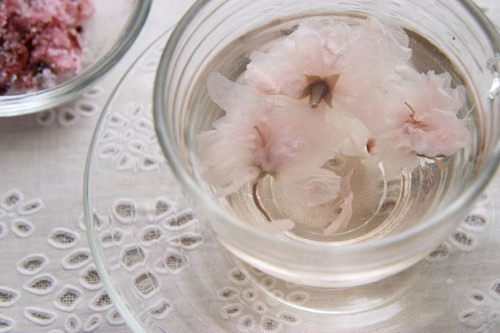 Trà hoa anh đào có mùi vị gần giống hồng trà. Tuy nhiên hoa anh đào có mùi vị độc đáo hơn. Khi uống nóng, vị ngọt sẽ lưu ở cổ rất lâu khiến người uống ấn tượng ngay từ lần đầu tiên nếm thử. Ảnh: kilala