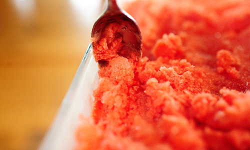 Đổ hỗn hợp ra khay và bọc kín lại. Cho vào ngắn đá cho đến khi dưa hấu đông lại. Dùng thìa hoặc dĩa cào bề mặt chanh tuyết cho tới khi hết. Khi ăn, xúc chanh tuyết dưa hấu ra ly, có thể thêm vài lát vỏ chanh lên trên cho thơm và đẹp mắt. Ảnh: sotaynauan