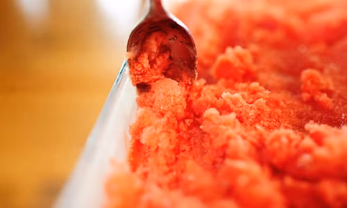 Đổ hỗn hợp ra khay và bọc kín lại. Cho vào ngắn đá cho đến khi dưa hấu đông lại. Dùng thìa hoặc dĩa cào bề mặt chanh tuyết cho tới khi hết. Khi ăn, xúc chanh tuyết dưa hấu ra ly, có thể thêm vài lát vỏ chanh lên trên cho thơm và đẹp mắt. Ảnh: sotaynauan