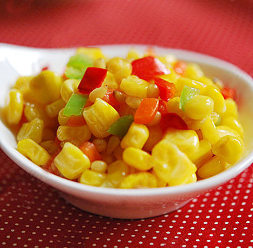 Salad ngô non. Do có chứa hàm lượng chất xơ cao nên ngô là lựa chọn rất tốt cho những người muốn giảm cân. Ngô rửa sạch, để ráo nước. Hành tây bỏ vỏ thái khoanh. Đậu Hà Lan rửa sạch, luộc vừa chín tới. Ảnh: bestslim