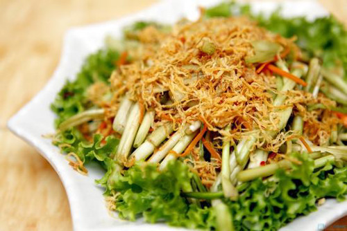 Salad thịt gà, rau cần. Rau cần có vị ngọt, thanh mát, đặc biệt giúp giảm mỡ hiệu quả. Salad thịt gà là món ăn đơn giản, lạ miệng và đủ dinh dưỡng. Thịt nạc gà luộc chín và xé nhỏ. Rau cần, cà rốt rửa sạch, thái nhỏ. Trộn tất cả các nguyên liệu với nhau. Thêm chút đường, chanh để món ăn thêm hấp dẫn. Ảnh: camnangngaytet