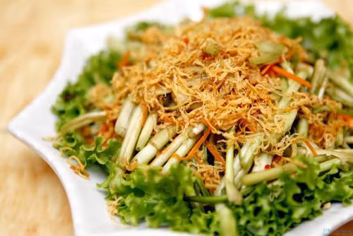 Salad thịt gà, rau cần. Rau cần có vị ngọt, thanh mát, đặc biệt giúp giảm mỡ hiệu quả. Salad thịt gà là món ăn đơn giản, lạ miệng và đủ dinh dưỡng. Thịt nạc gà luộc chín và xé nhỏ. Rau cần, cà rốt rửa sạch, thái nhỏ. Trộn tất cả các nguyên liệu với nhau. Thêm chút đường, chanh để món ăn thêm hấp dẫn. Ảnh: camnangngaytet