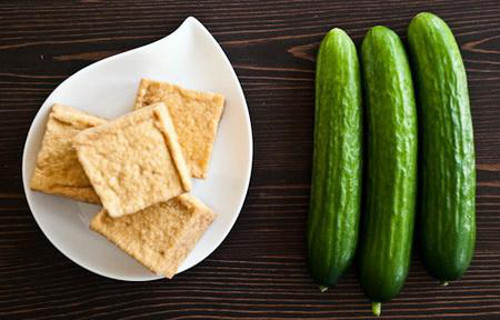 Salad đậu phụ. Đậu phụ chứa nhiều các nguyên tố vi lượng có tác dụng giảm lượng mỡ ở phần bụng. Do đó đậu phụ là lựa chọn thích hợp cho những bạn muốn giảm cân. Đậu phụ cắt miếng nhỏ, hình vuông và trần qua nước sôi. Dưa chuột, ớt xanh, ớt đỏ, rửa sạch và cắt miếng nhỏ. Ảnh: thucdongiamcan