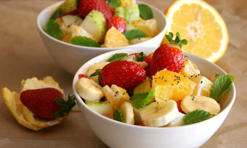 Salad chuối, dâu tây. Đây là món ăn giúp hỗ trợ tiêu hóa và đốt cháy mỡ thừa hiệu quả. Để chế biến món này cần một ít dâu tây, sữa chua không đường, chuối, và mật ong. Dâu tây, chuối cắt nhỏ và trộn với sữa chua. Thêm một chút mật ong là có món salad ngon và lạ miệng. Ảnh: meolamdep