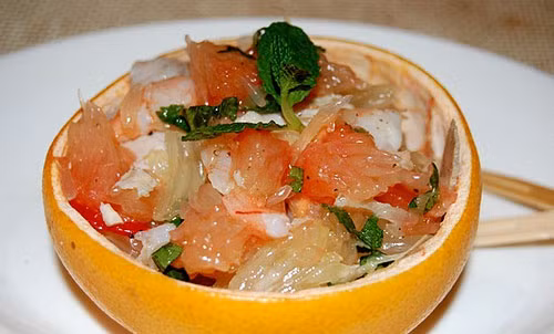 Salad bưởi. Do có chứa nhiều chất làm giảm insulin trong máu nên bưởi giúp giảm cảm giác thèm ăn. Bưởi gọt vỏ, tách múi. Bơ gọt vỏ, bỏ hạt. Trộn sữa chua với mù tạt, mật ong để tạo nước sốt. Cho bơ và bưởi vào bát. Tưới nước sốt lên trên, xóc đều. Trải rau xà lách lên đĩa, sau đó đổ salad lên trên. Anh: 2day