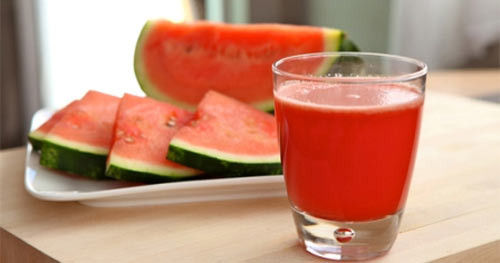 Nước ép dưa hấu. Một chút chanh tươi sẽ giúp nước ép dưa hấu trỏe trên đậm đà và ngon hơn. Dưa hấu sau khi cắt nhỏ, bỏ hạt, cho vào máy xay sinh tố xay mịn. Lọc lấy phần nước. Chanh rửa sạch rồi vắt lấy nước cốt. Ảnh: tinmoi