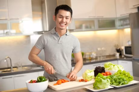 Chàng tình nguyện đi chợ, nấu cơm và cọ rửa. Khi chàng là trợ thủ đắc lực cho bạn trong việc nội trợ, bạn sẽ không phải lo lắng điều gì khi bận bịu với đám con nhỏ sau này. Nếu ngay lúc này, chàng của bạn không ngại ngần làm những việc ấy cho bạn, khả năng chàng vẫn tiếp tục làm những việc đó khi các bạn có con là rất cao.