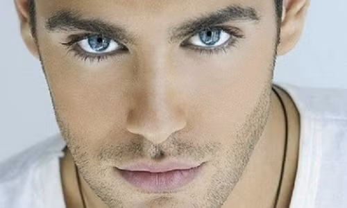 Dấu hiệu 4: Mắt xuất hiện vòng tròn màu trắng quanh tròng đen. Đây là dấu hiệu của tình trạng mỡ trong máu (cholesterol) cao. Theo đó, lượng cholesterol thừa tích tụ xung quanh mắt vì nơi đây có nguồn cung máu dồi dào. Các nghiên cứu cho thấy những người có hai dấu hiệu trên có nguy cơ cao mắc bệnh tim mạch.