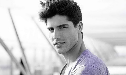 Dấu hiệu 3: Nếp nhăn trên mũi. Theo Đông Y, những người có nếp nhăn trên mũi thường mắc bệnh tim.