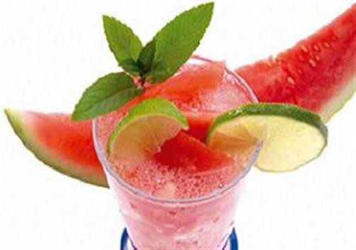 Xay một lần nữa cho mịn. Cho đá vào cốc và đổ sinh tố dưa hấu vào. Như vậy là đã có món sinh tố dưa hấu sữa chua thơm ngon, mát lạnh. Ảnh: super-fat-burner