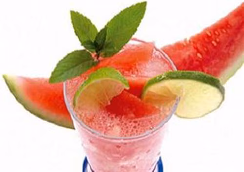 Xay một lần nữa cho mịn. Cho đá vào cốc và đổ sinh tố dưa hấu vào. Như vậy là đã có món sinh tố dưa hấu sữa chua thơm ngon, mát lạnh. Ảnh: super-fat-burner