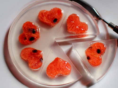 Cho rượu vang và đường vào nồi, đun nóng, khuấy cho tan hết đường. Đun lửa nhỏ trong khoảng 10ph. Bột thạch ngâm trong nước lạnh 15 phút rồi vắt hết nước. Sau đó thả bột thạch vào phần rượu vang đường, khuấy cho bột thạch tan hết. Đợi khi hỗn hợp nguội thì thêm nước ép dưa hấu vào, khuấy đều. Đổ vào khuôn, bọc lại bằng màng bọc thực phẩm rồi đặt vào tủ lạnh. Khoảng 4 giờ là có thể ăn được. Ảnh: kheotay.