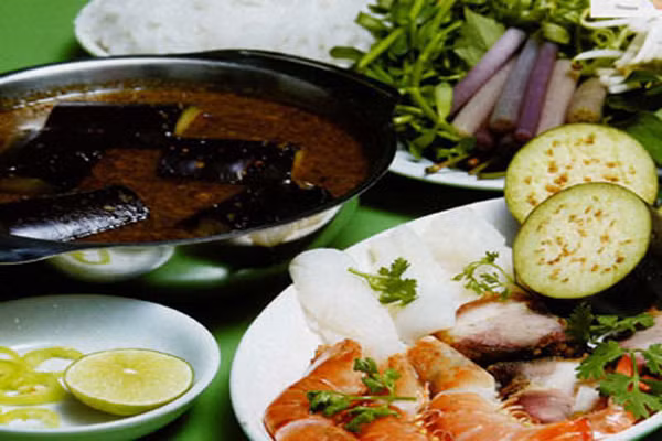 Bún mắm là loại đặc sản dân dã miền Tây Nam Bộ. Loại bún này nặng mùi đặc biệt, nhưng khi ăn vào thì sẽ rất đặm đà bởi vị ngọt của cá đồng, chất nồng cay của ớt quyện sả và chất mặn mòi của mắm đồng quê. (Ảnh: Soctrang.org).