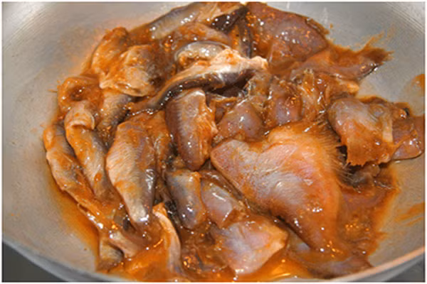 Chế biến sơ nguyên liệu. Cá và mực rửa sạch thái lát vừa, tôm bóc bỏ vỏ. Cà tím ngâm muối khoàng 10 phút và thái thành khúc dài khoảng 5-7cm, bổ làm tư. Thịt ba chỉ rửa sạch rồi thái miếng mỏng. Sả rửa sạch băm nhuyễn và rau sống ngâm nước muối rồi rửa sạch. Ớt sừng và khổ qua thái sợi dày. (Ảnh: Monngonmoingay).