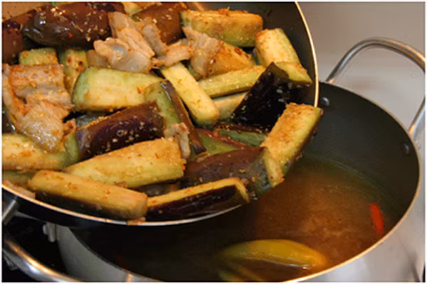 Khi nước vừa sôi cho cá và tôm mực đã chế biến vào nồi nhúng đến khi chín thì vớt ra. Nếu như bạn muốn thay bằng sườn thì nên ninh sườn thật kỹ, sau đó mới cho các nguyên liệu vào. (Ảnh: Tlnet).