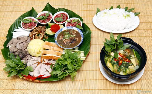 Nhà hàng Hải Mán tại Kim Mã. Đây là quán chuyên lợn mường mẹt với rất nhiều món ăn hấp dẫn được chế biến từ lợn mường như nướng mắc mật, xào hoa chuối, xào lá lồm… Quán không dùng gia vị bình thường mà dùng là gia vị đậm chất núi rừng như mắc khén, hạt dổi, lá lồm… Vì vậy mà hương vị của các món ăn không thể nào quên được. (Ảnh: fbnv).