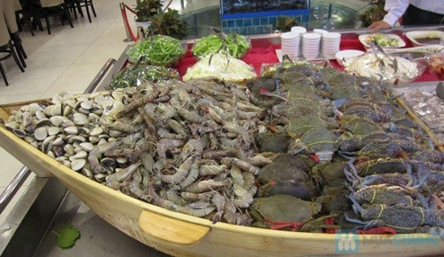 Chợ Cái Dăm. Cách trung tâm Bãi Cháy chừng 3 km, khu vực chợ Cái Dăm là địa điểm ăn nhậu hải sản giá cả khá phải chăng. Các nhà hàng ở Cái Dăm đều phục vụ các món ăn được chế biến từ hải sản tuơi sống với giá cả hợp lý. Ảnh: media