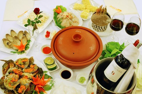 Lẩu cua vàng là món ăn đặc biệt nhất của nhà hàng. Tất cả đều được nấu trong nồi đất với bếp từ hiện đại. Ngoài ra nhà hàng còn phục vụ nhiều hải sản khác như tôm hùm, sò, ngao, cá chình,…Ảnh: dulichhanoi