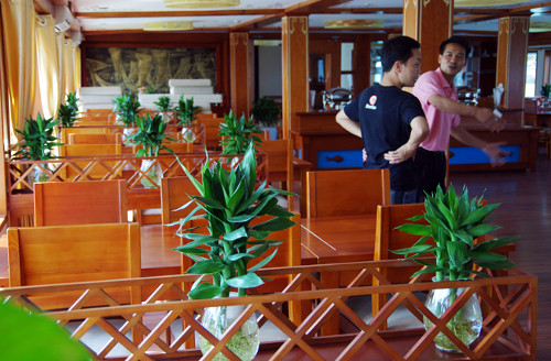 Tàu thăm vịnh. Cách phổ biến nhất của nhiều du khách thưởng thức hải sản Hạ Long là ăn trên tàu trong các tour thăm quan vịnh. Tùy vào giá tour mà nhà tàu đãi khách các món ngon hải sản khác nhau. Ảnh: thethaovanhoa