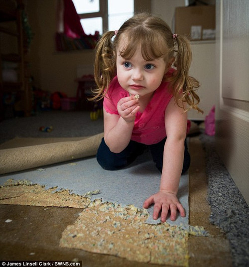 Thèm ăn những thứ phi thực phẩm. Một đứa trẻ có dấu hiệu thèm ăn những thứ phi thực phẩm như đất, cát, sỏi, sơn tường… Theo nghiên cứu, tình trạng thiếu dinh dưỡng (như thiếu sắt gây thiếu máu) có thể dẫn đến hiện tượng này.