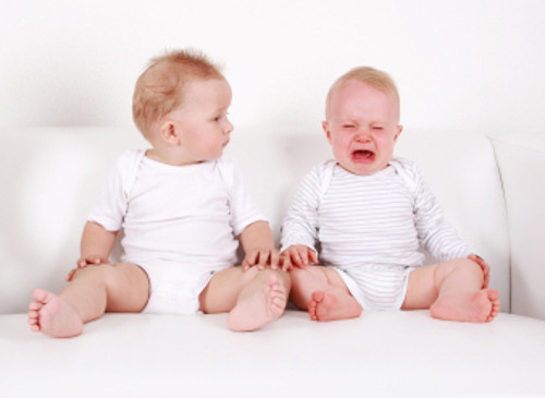 Hội chứng chân không yên (RLS). Đây là một tình trạng đôi chân cảm thấy rất khó chịu khi đang ngồi hay nằm xuống. Hội chứng này thường xảy ra nhiều hơn vào ban đêm. Thiếu sắt có thể gây ra hoặc làm trầm trọng thêm hội chứng này.