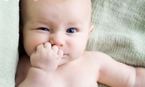 Khó thở. Thiếu máu sẽ dẫn đến thiếu oxy nuôi cơ thể, thiếu hụt nguồn cung cấp oxy cho tim. Đây chính là nguyên nhân dẫn đến trẻ thiếu máu khó thở.