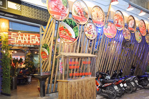 Sân Ga quán. Nằm ở Trần Thái Tông với thiết kế rộng rãi, ấm cúng, quán tạo cho thực khách cảm giác thư thái, thoải mái, gần gũi. Các món ăn thơm ngon hấp dẫn, mang hương sắc ẩm thực Việt. (Ảnh: fbnv).