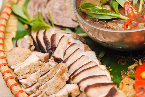 Về phần đồ ăn, món ngon nhất của quán này là thịt lợn nướng, được tẩm ướp gia vị vô cùng đậm đà, thơm phức. Thêm phần không gian ngồi bệt khiến cho thực khách rất thoải mái và vừa lòng.