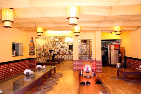 Điểm nổi bật của quán Thắng Béo chính là sự kết hợp hài hòa giữa hiện đại và cổ truyền, và còn mang không khí ấm cúng bởi cách trang trí đậm đà bản sắc dân tộc như trang trí tre, trúc. (Ảnh: Citinews).