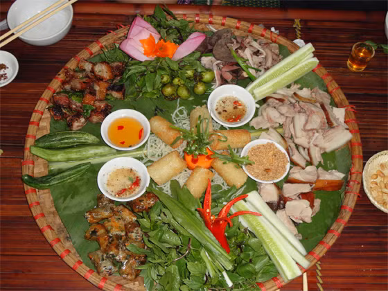 Quán Thắng Béo nằm tại con phố Phó Đức Chính. Duy chỉ có tối thứ 7 hàng tuần mới phục vụ thịt lợn mán, nhưng quán này đồ ăn rất tươi ngon. Mẹt lợn mán của quán gồm 7 món bao gồm: tiết canh, lòng dồi, lợn hấp, xào lăn, nướng, rượu mận, canh măng kèm bún. (Ảnh: Muachung).