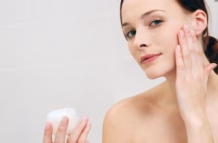 Chọn thành phần ổn định. Điều này thực sự quan trọng, bởi rất nhiều thành phần rất không ổn định nhất là khi nó tiếp xúc với ánh sáng. Tốt nhất là tìm mua sản phẩm có chữ “Stability study” trên nhãn. Mỹ phẩm sẽ mất hiệu quả và hình thành các gốc tự do khi bạn không chú ý đến những thành phần có tính ổn định này.