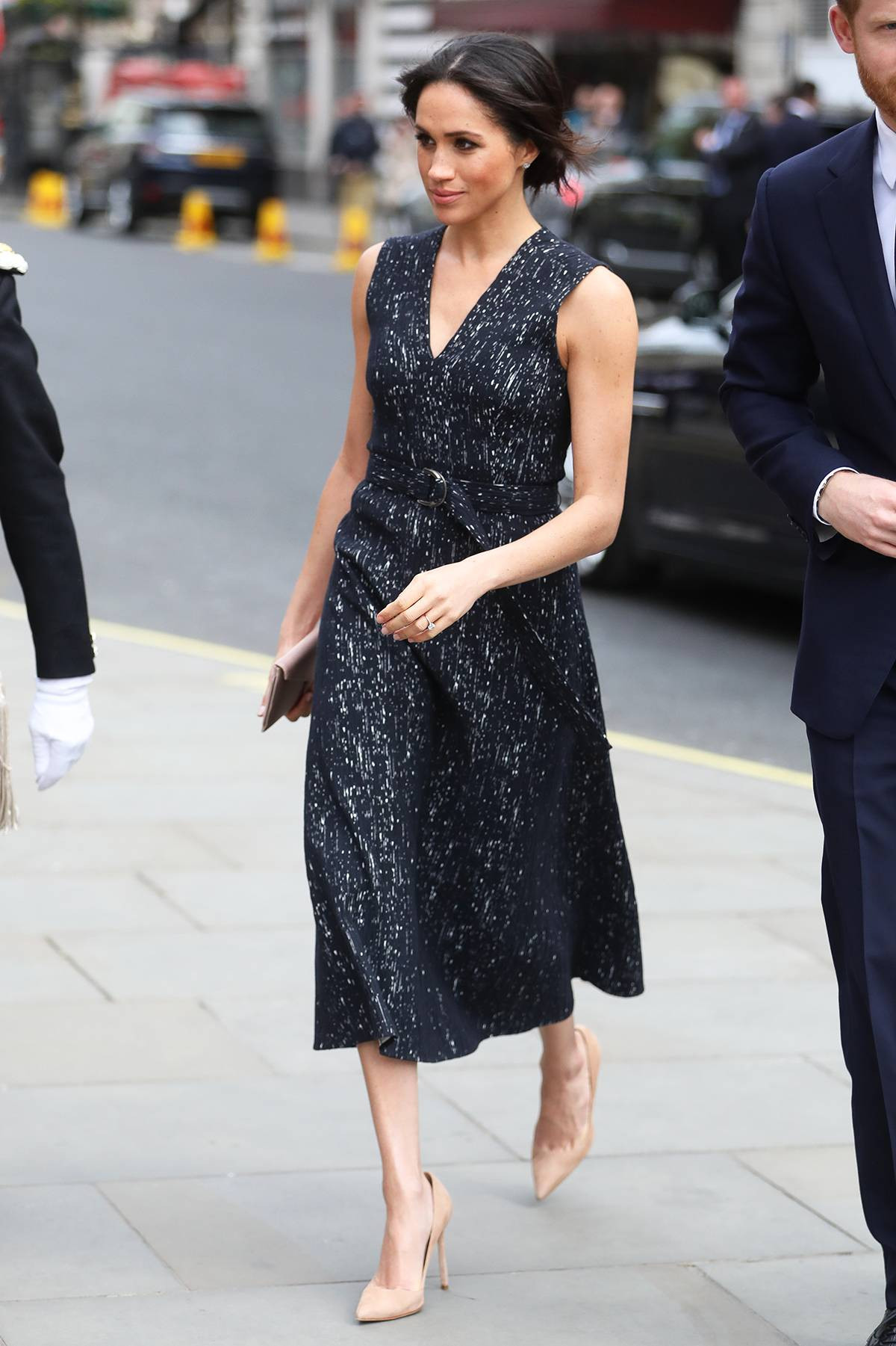 Nữ Công tước xứ Sussex đi giày cao gót màu da Manolo Blahnik BB Pointy Toe Pumps. Ảnh whowhatwear