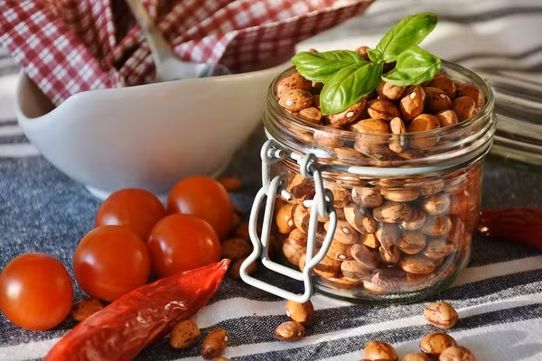 9. Đậu Nếu bạn cắt thịt ở chế độ ăn thì đậu là giải pháp bổ sung protein hữu ích. Ngoài ra các loại hạt đậu còn cung cấp sắt, biotin, kẽm, folate, và tất cả những gì cần thiết cho tóc phát triển.