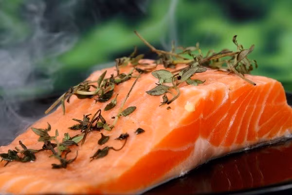 4. Cá béo Các loại cá béo như cá hồi, cá trích và cá thu thúc đẩy sự phát triển của tóc nhờ nồng độ axit béo omega-3 cao. Một nghiên cứu trên 120 phụ nữ dùng thuốc bổ sung dầu cá cộng với chất chống oxy hóa cho thấy tóc của họ dày hơn và rụng ít hơn. Nếu bạn không phải là người ưa ăn cá, bổ sung dầu cá là một thay thế tuyệt vời.