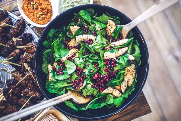 3. Rau chân vịt Rau chân vịt cung cấp các chất dinh dưỡng như folate, sắt và vitamin A và C. Mỗi loại đều có vai trò trong việc tăng trưởng tóc khỏe mạnh. Vitamin A đặc biệt giúp các tuyến da sản xuất bã nhờn giúp giữ ẩm cho da đầu, giữ cho tóc khỏe mạnh. Sắt giúp các tế bào hồng cầu mang oxy đến hỗ trợ sự phát triển và phục hồi tóc.