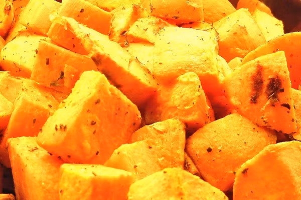 5. Khoai lang Khoai lang chứa beta-caroten, được cơ thể chuyển đổi thành vitamin A, giúp sản xuất bã nhờn. Bã nhờn rất quan trọng đối với sức khỏe da đầu và giữ ẩm cho tóc. Vitamin A cũng có thể làm tăng tốc độ mọc tóc và tăng độ dày của tóc, cũng như ngăn ngừa các nang tóc hư tổn.