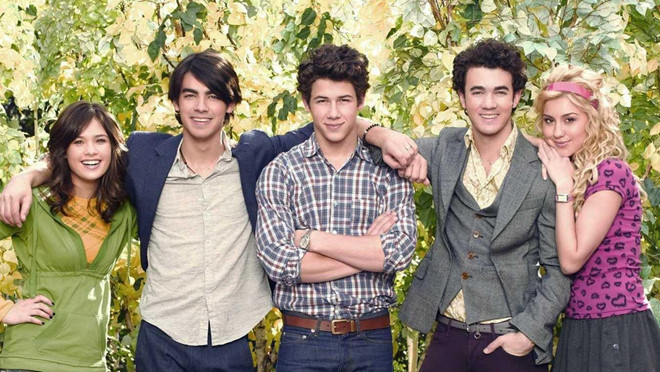 Mùa hè 2008, bộ 3 anh em Kevin, Joe và Nick Jonas gia nhập Disney với phim Camp Rock. Họ tiếp tục tham gia phần tiếp theo của bộ phim này, cũng như khiến khán giả phải trầm trồ với khả năng ca hát và diễn xuất trong series phim riêng mang tên Jonas. Có thể nói Disney là bàn đạp vững chắc giúp nhóm Jonas Brothers tấn công mạnh mẽ vào thị trường âm nhạc. Nhưng sau nhiều năm, mọi thứ đã thay đổi.