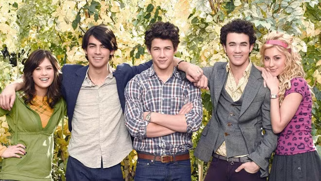 Mùa hè 2008, bộ 3 anh em Kevin, Joe và Nick Jonas gia nhập Disney với phim Camp Rock. Họ tiếp tục tham gia phần tiếp theo của bộ phim này, cũng như khiến khán giả phải trầm trồ với khả năng ca hát và diễn xuất trong series phim riêng mang tên Jonas. Có thể nói Disney là bàn đạp vững chắc giúp nhóm Jonas Brothers tấn công mạnh mẽ vào thị trường âm nhạc. Nhưng sau nhiều năm, mọi thứ đã thay đổi.