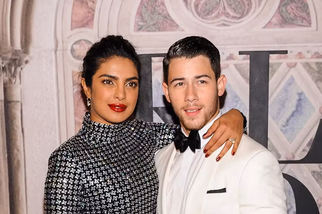 Tháng 12/2018, em trai út của gia đình Jonas cưới hoa hậu người Ấn Độ Priyanka Chopra, hơn anh 10 tuổi. Thời gian qua báo chí liên tục nhắc đến đám cưới thế kỷ của đôi uyên ương này. Trong 3 thành viên Jonas Brothers, Nick được đánh giá điển trai và nổi tiếng nhất.