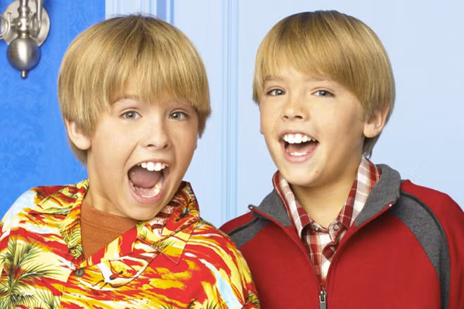 Nếu là fan Disney chắc chắn không thể bỏ lỡ The Suite Life of Zack &amp; Cody - show truyền hình kể về cuộc sống của cặp song sinh "siêu quậy" Zack và Cody trong khách sạn Tipton. Sau 13 năm, hai diễn viên đóng chính là Dylan và Cole Sprouse, đã trở thành những người đàn ông chững chạc, điển trai và hấp dẫn.