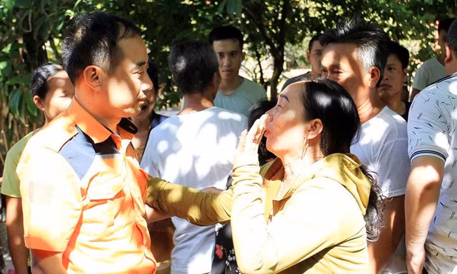 Họ hy vọng lực lượng chức năng có thể tìm thấy những nạn nhân dù cơ hội rất nhỏ. (Ảnh: Vietnamnet)