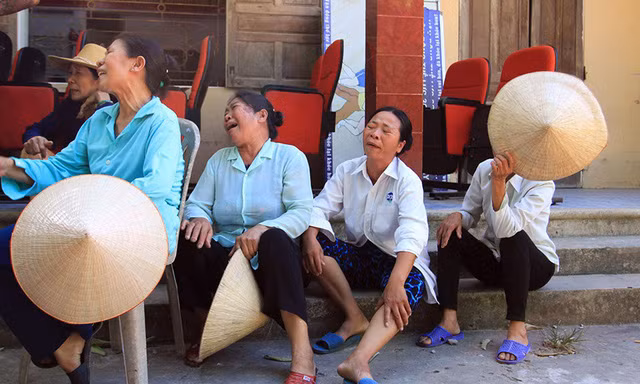 Người nhà nạn nhân bất lực gào khóc ngồi chờ đợi tin nạn nhân. (Ảnh: Toquoc)