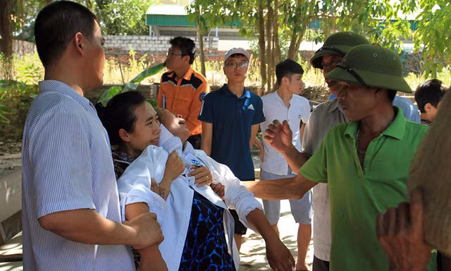 Nhiều người khóc đến kiệt sức. (Ảnh: Toquoc)