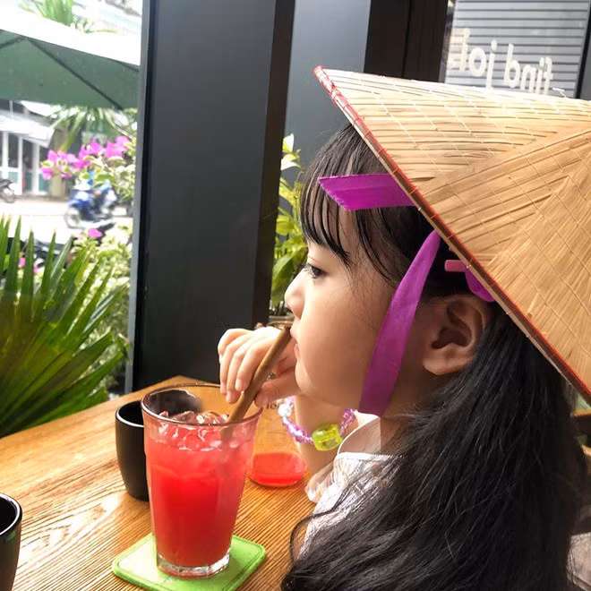 Hot kid Han co 1,7 trieu follow khoe mac ao dai, doi non la o Da Nang