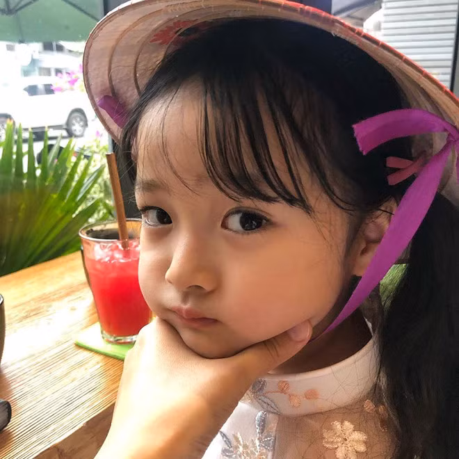 Hot kid Han co 1,7 trieu follow khoe mac ao dai, doi non la o Da Nang-Hinh-3