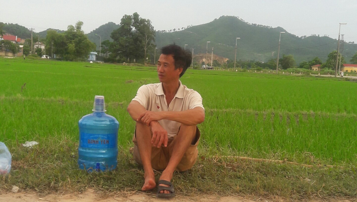 Nhiều người mang cả bình nước ra điểm tập trung chặn xe rác để uống.