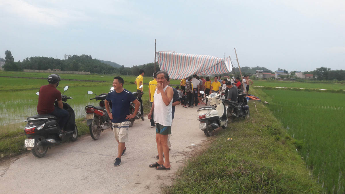 Đến 17h cùng ngày, số người dân kéo ra điểm tập trung càng đông.