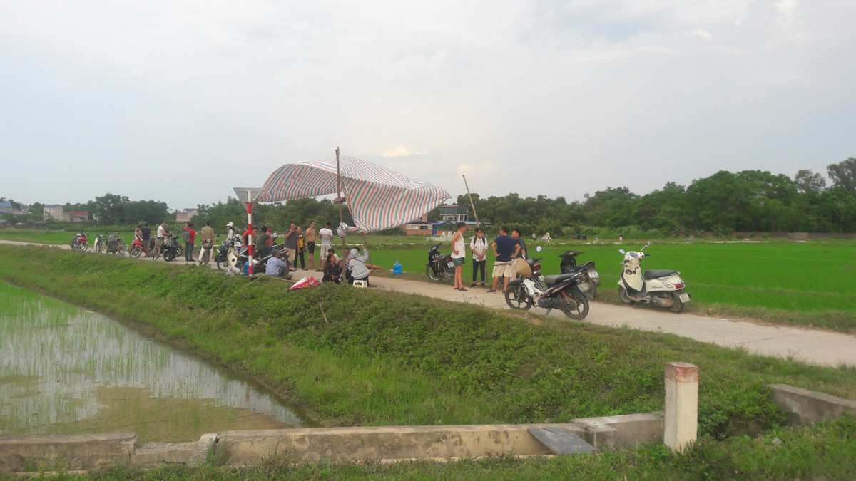 Người dân thay phiên nhau chặn xe theo ca.