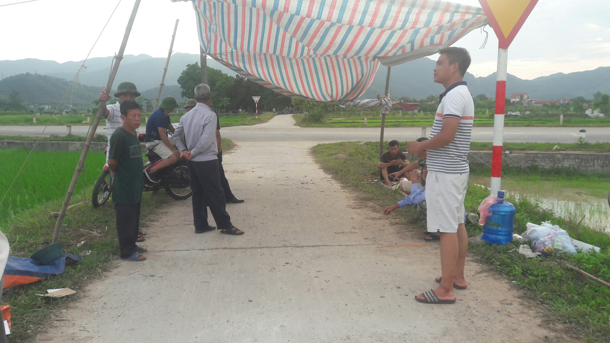 "Việc người dân tập trung chặn xe rác là do các cơ quan chức năng thu hồi đất, giải phóng mặt bằng cho dân nhưng chậm tiến độ, giải quyết đền bù không thỏa đáng". ông Sơn chia sẻ thêm.