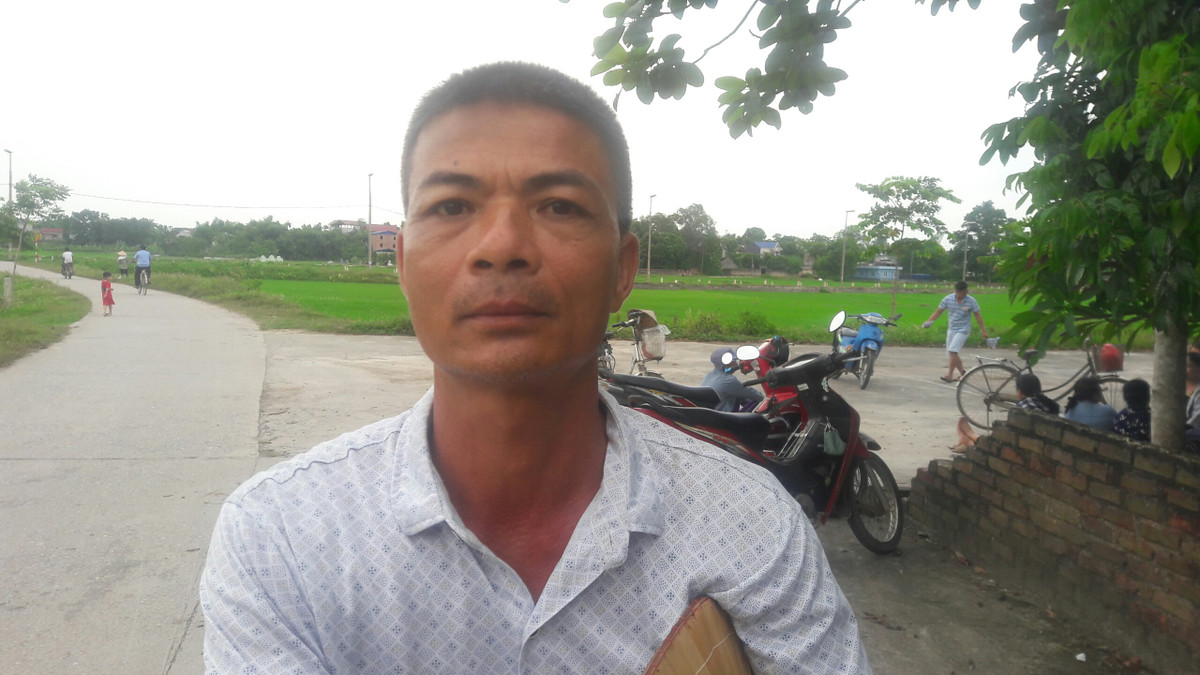 Cùng quan điểm với ông Sơn, anh Nguyễn Văn Tuyết (Trú tại thông Liên Xuân) chia sẻ: "Vì nhà dân chúng tôi ở sát hố nước chảy ra từ bãi rác dẫn đến nguồn nước rất là ô nhiễm sặc mùi hôi thối, mùi hóa chất bay ra từ bãi rác nữa nếu tình trạng này kéo dài chúng tôi rất sợ ảnh hưởng đến sức khỏe. Hiện giờ chỉ mong nhà nước di dời cho chúng tôi sớm".